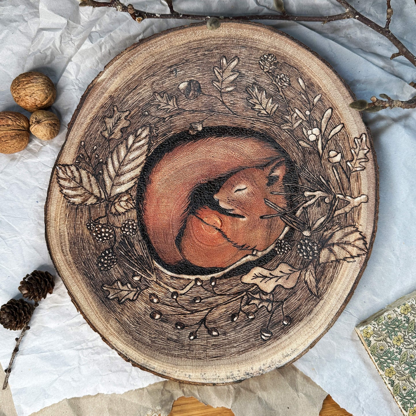 Original | Eichhörnchen im Nest - Holzkunst (ca. 33 cm Ø)