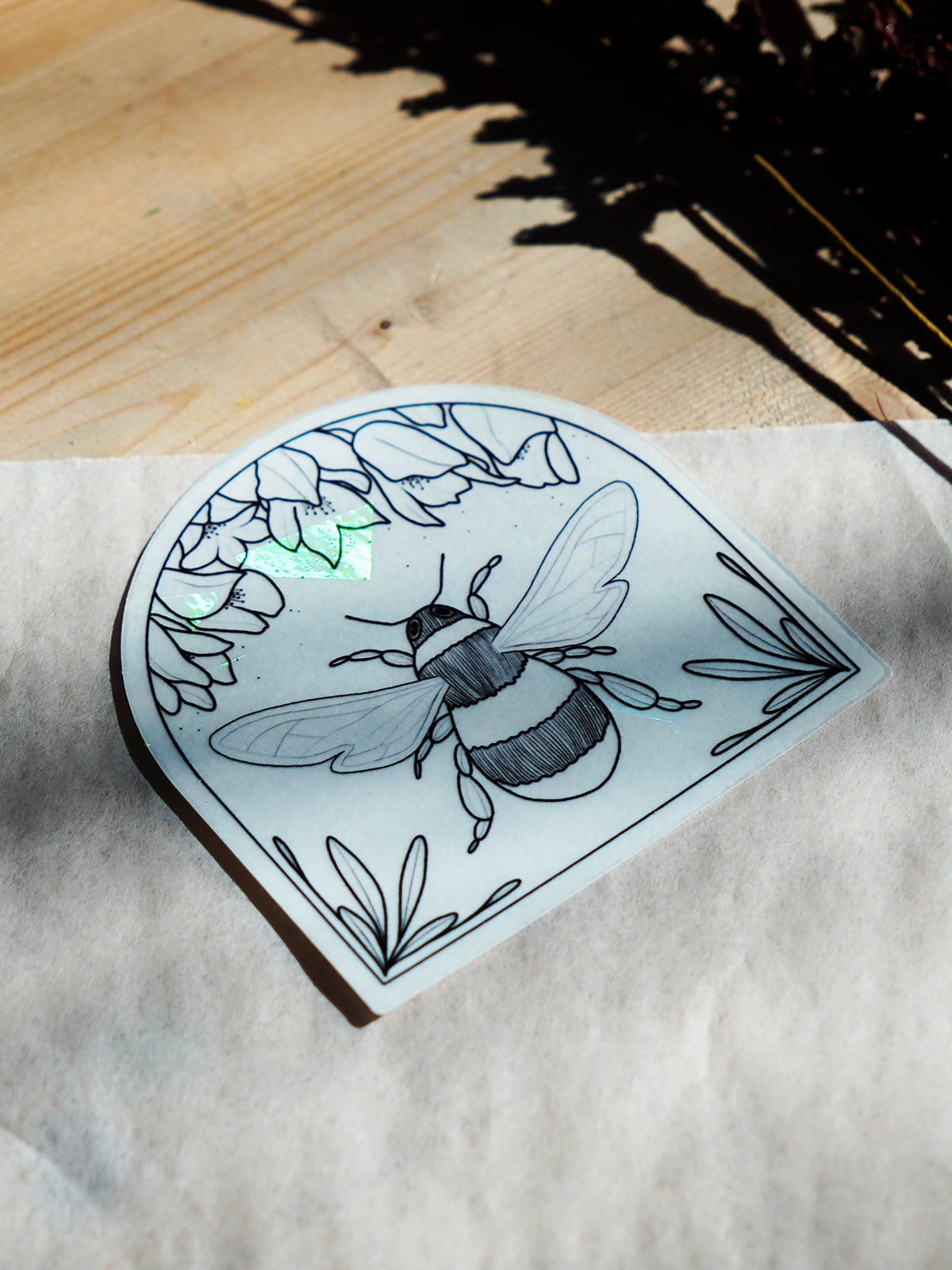 Suncatcher Fenstersticker „Hummel“ – Regenbogen Fensterdeko mit Hummel
