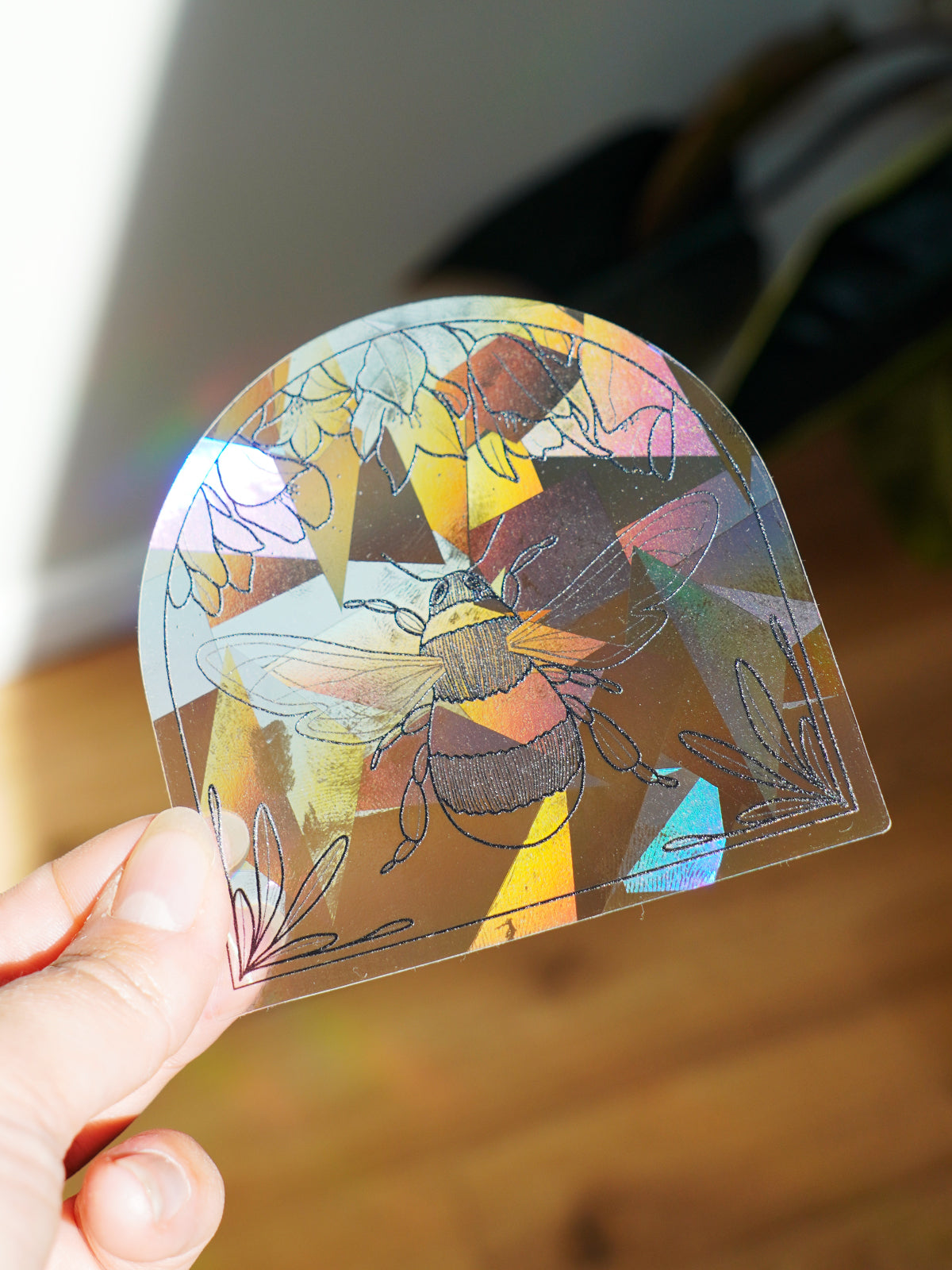 Suncatcher Fenstersticker „Hummel“ – Regenbogen Fensterdeko mit Hummel